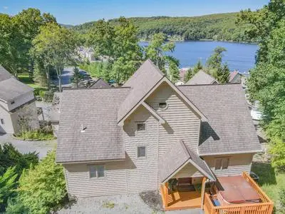 5 mins to Wisp Super Cute Renovated Home w Lake Views Hot tub