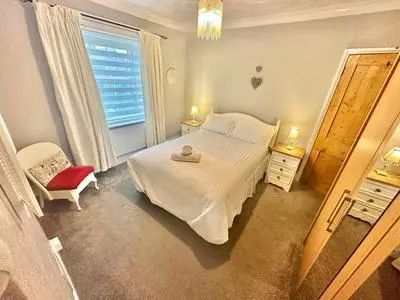 Garden Cottage - 3 Bedroom Close to Town and Beach