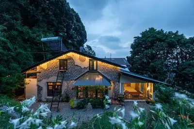 Mystic Abode, An old colonial house with a garden by Roamhome
