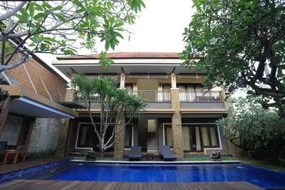 4 bedroom villa with pool in the center of Seminyak