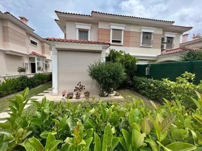 Alaçatı çarşıda, özel havuzlu 4 odalı villa