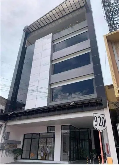 Quirino Hub hotel room with Netflix (402-b)