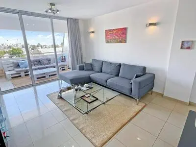 2BR SEAVIEW Apt in prime location 1 min from sea