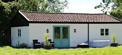 The Lodge - 2 acres of garden with hot tub and fire pit and BBQ