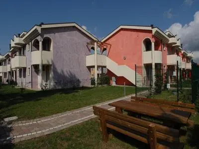 Colourful flat with a fenced garden