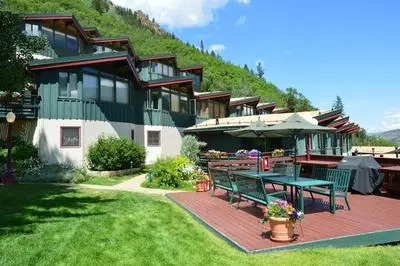Shadow Mountain Unit 15, Spacious Ski-In, Ski-Out Townhouse with Great Views & Gas Fireplace