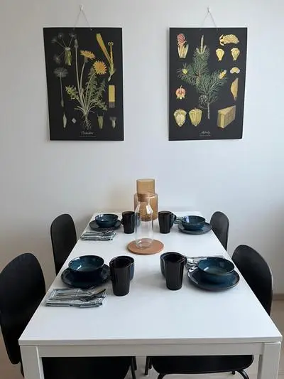 Ylimmän kerroksen tilava kolmio jokinäkymällä
