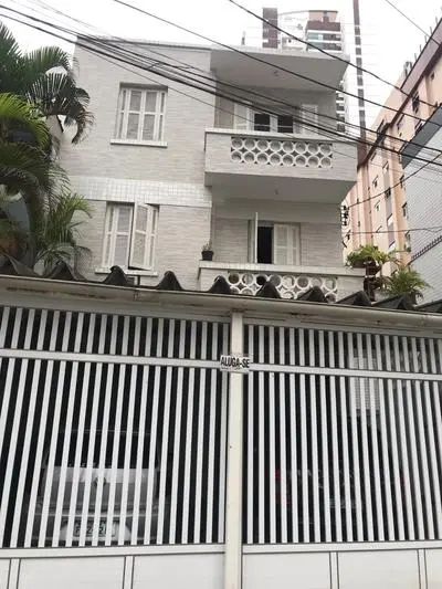 100 metros da praia na Pompéia-Santos