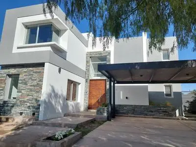 Casa familiar en Barrio Privado Mendoza