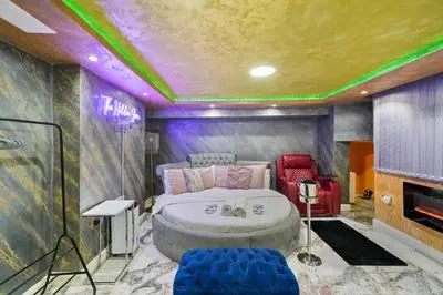 Hidden Gem Lt Properties Jaccuzi bath massage chair Superkingsize bed Parking available
