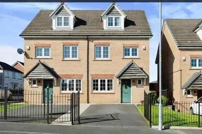 Modern 4 bed house perfect for contractors with free parking