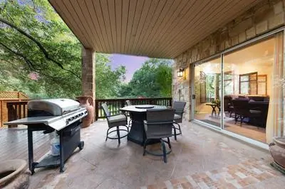 Luxury 5-bedroom house, Green belt, Majestic Oak Trees, Hot Outdoor 8 Person Spa.