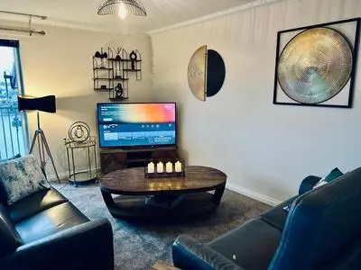 Central Cosy Riverview Apartment 2 bed, 2 bath, Free Parking / WiFi