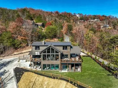 Breathtaking views - Lucys Lookout hot tub and heated pool