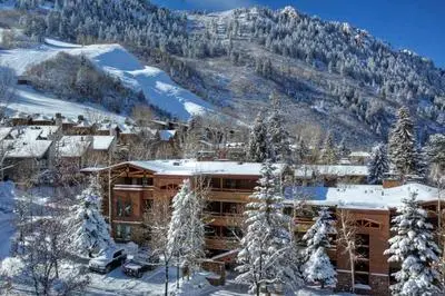 Fasching Haus Unit 7, Luxury Condo with Designer Decor, Ideal Location, Common Pool & Hot Tub
