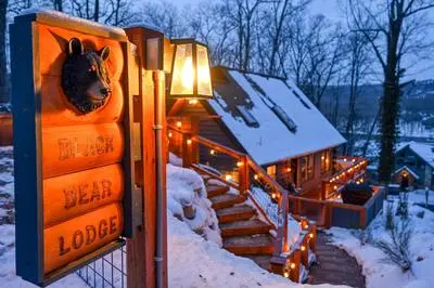 Luxe Lake View 4BR Cabin with Hot Tub Outdoor Fun