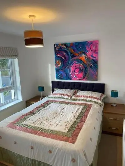 Modern 3bed house in central location & free parking