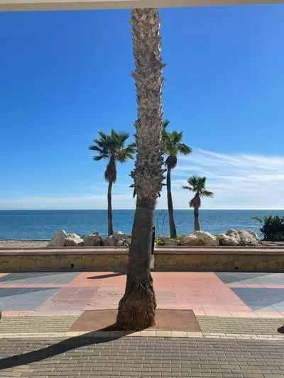 Moderno piso mirando al mar