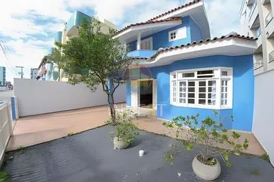 Casa com 04 suítes
