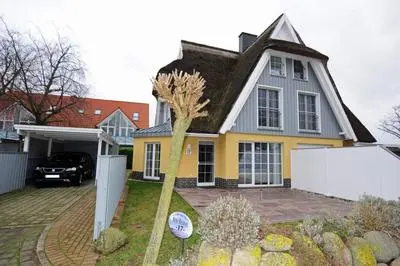 Mine Heimat een, moderne und komfortable Reet-Doppelhaushälfte für 4 Personen in Zingst