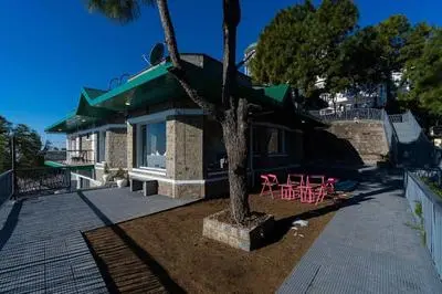 Serene By Sunkissed Villa, 6 BR Luxury Villa in Kasauli - Lawn, Bonfire & Valley View