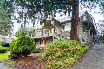 Burien's Top Unit with Spa-Inspired Bathroom