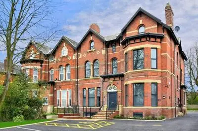 FREE PARKING - Charming 2-BR Flat near Salford Royal