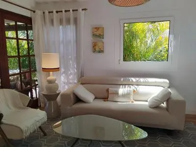 Bungalow tropical con piscina y aire acondicionado