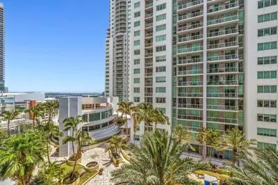 Downtown Luxury Studio Pool and Gym