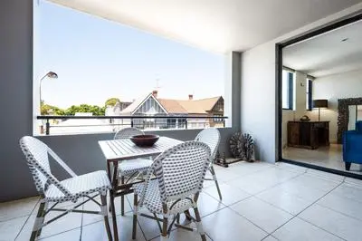 Bondi Beach Lifestyle Living w Pool and Parking