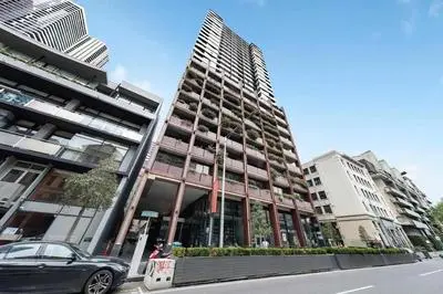 Charming 2BR Apt Near Victoria Market City Views