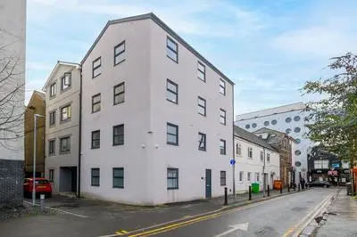 CityPad2 Stylish City Centre 2BR Apartment with Free Parking & WIFI