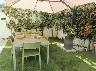 Appartamento fronte mare con giardino