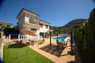 Villa con chimenea barbacoa y vistas panorámicas.