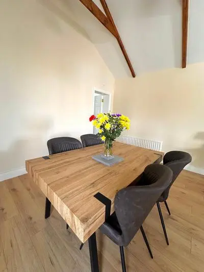 A Cosy & Spacious Retreat with High Ceilings- Glen Cottage