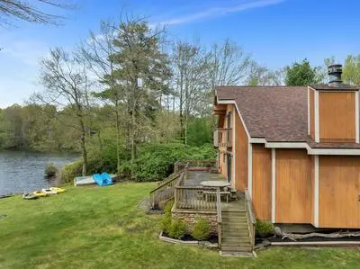 Lakefront Family Home, Kayaks, Hot Tub, Fireplace