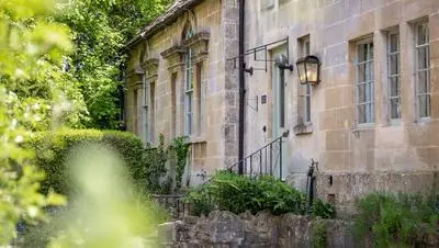The Old School Rooms Beautiful Georgian apartment, sleeps 12 with Wifi and Parking, near Bath