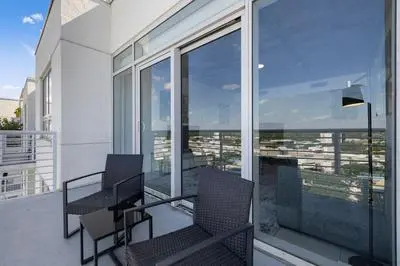 1113-Stunning 2Br2Ba Midblock FREE Parking