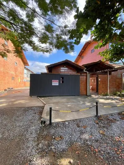 Apartamento a 250 metros da Praia do Sapê e Maranduba - Piscina e Ar condicionado