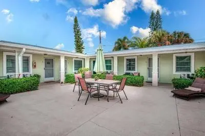 Remodeled Condo, 1 Block to Beach Access, Walkable to Restaurants! Fall Promo for Mondays & Thursdays!