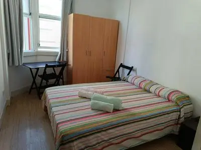 Piso muy antiguo, alquilado a estudiantes en el curso