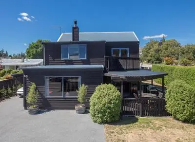 Central Wānaka Retreat | Close to the lake!