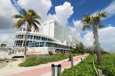 Castle 835 Oceanview studio on beach with pool, gym, bars, and FREE Parking