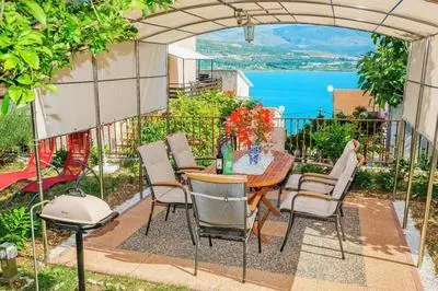 Wohnung Mit Grill, Terrasse Und Garten