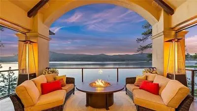 Luxurious Five Bedrooms Cabin with Direct Lake Access