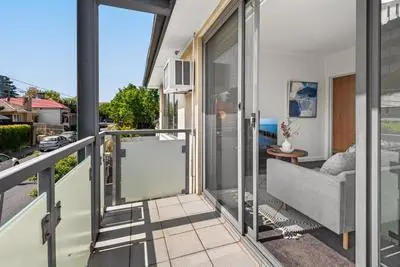 Cosy 1-Bed Balcony Unit in Quiet Street by Shops