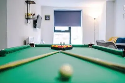 Stylish Central Apartment, Sleeps 4, Pool Table, Available For Long Term Stays