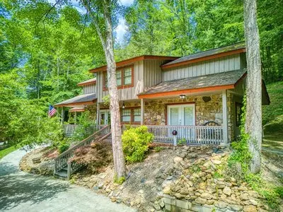 Rambling Bear on Cove Creek, Hot Tub, WIFI, 560 FREE tickets each paid day!!!