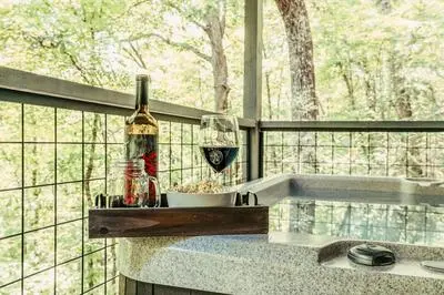 Enchanted Romance - Private, Heart Shaped Tub, Hot tub, Fireplace, & Arcade!