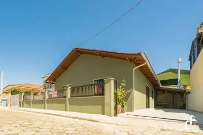 Casa aconchegante com 04 dormitórios